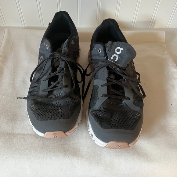 On Cloudflow running shoes - Picture 2 of 10